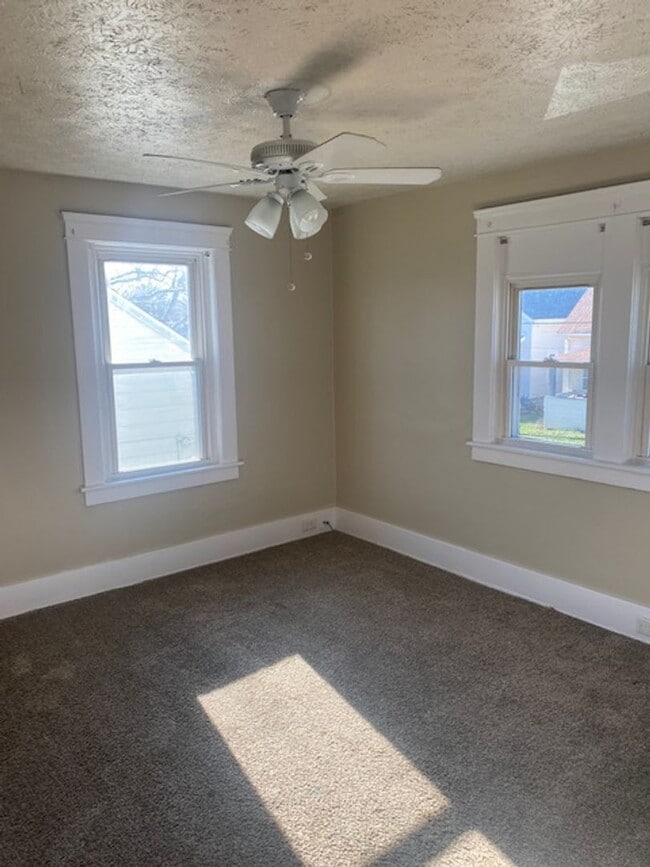 Building Photo - Charming Three Bedroom home close to Lakev...