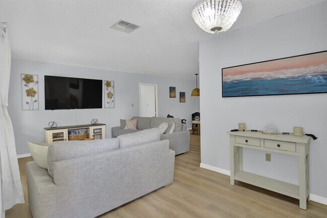 Primary Photo - 1045 N Cres Dr