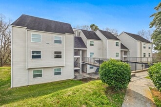 Building Photo - Convenient 1 Bedroom, 1 Bath first-floor condo located in Pawtuckett on the Green near the airpor...