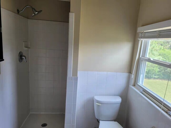 Building Photo - 520 Williamsburg Rd