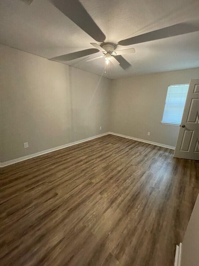 Building Photo - 2118 Thousand Oaks Dr