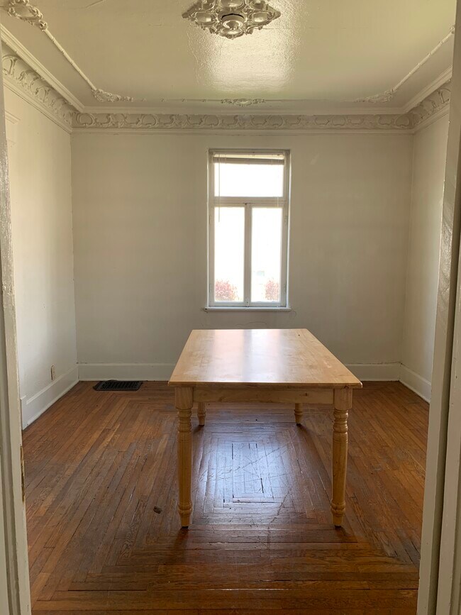 Building Photo - 1302 4th St