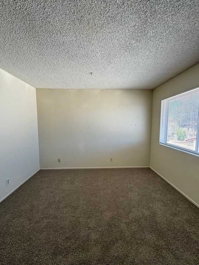 Building Photo - 2 BEDROOM UNIT IN MESA