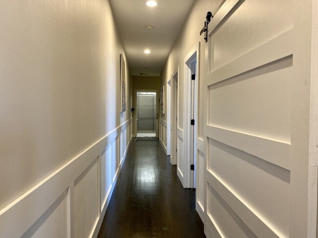 Building Photo - 744 N May St