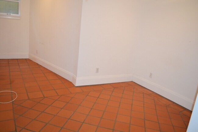 Building Photo - LowCres2