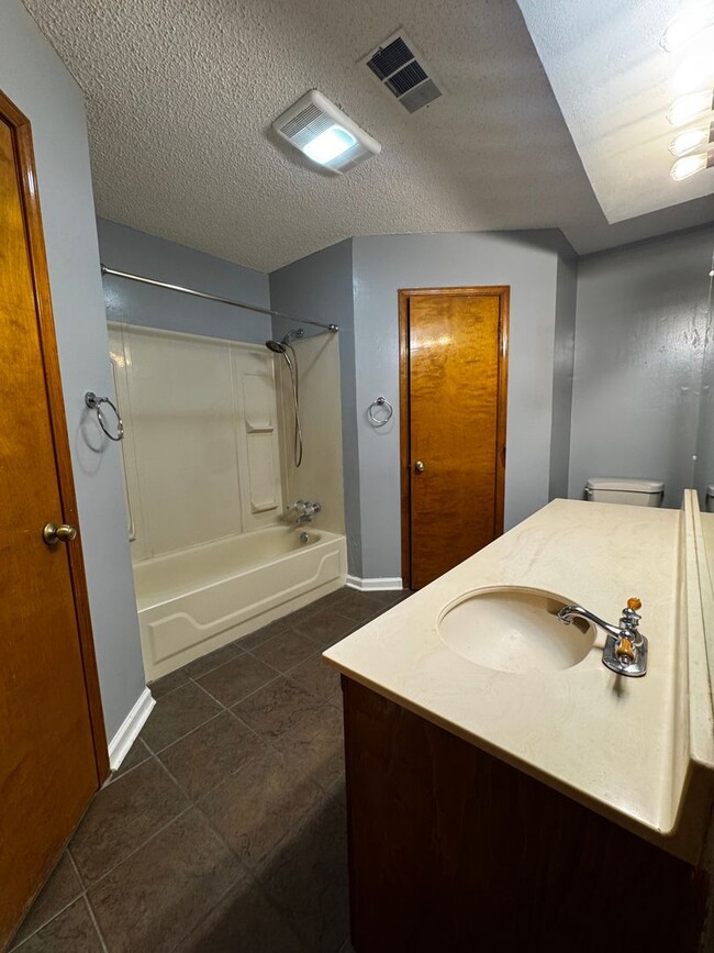Building Photo - 1729 Tallwood Dr