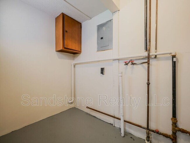 Building Photo - 956 N Central Dr