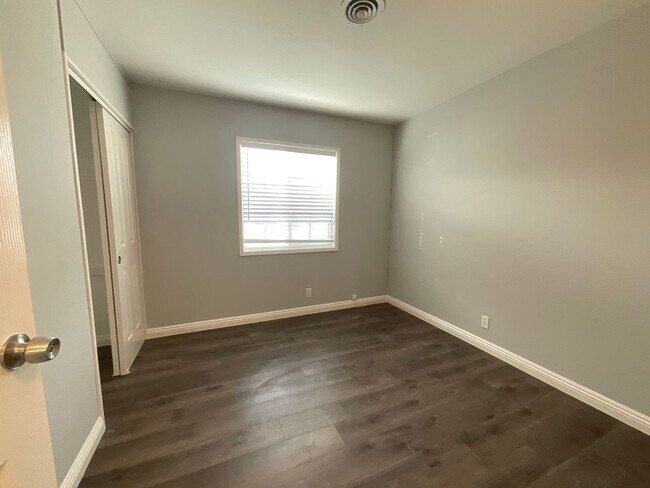 Building Photo - 3 Bedroom 2 Bathroom Single Story Home