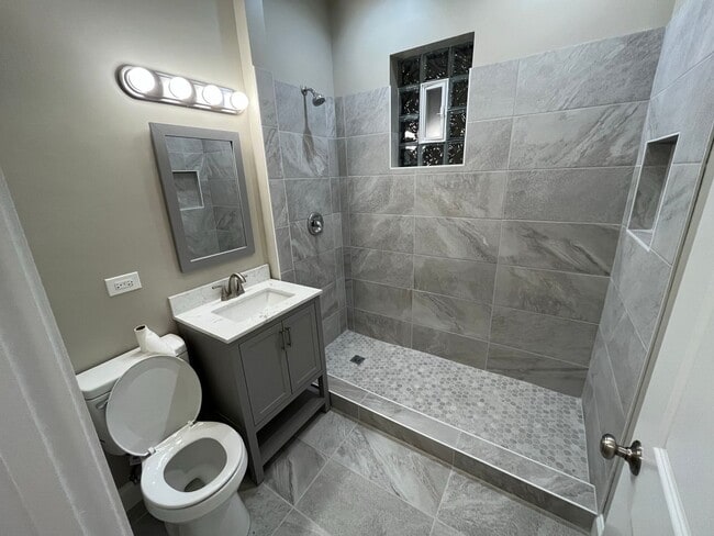 Building Photo - Albany Park rehabbed 2 bedroom close to Metra station.