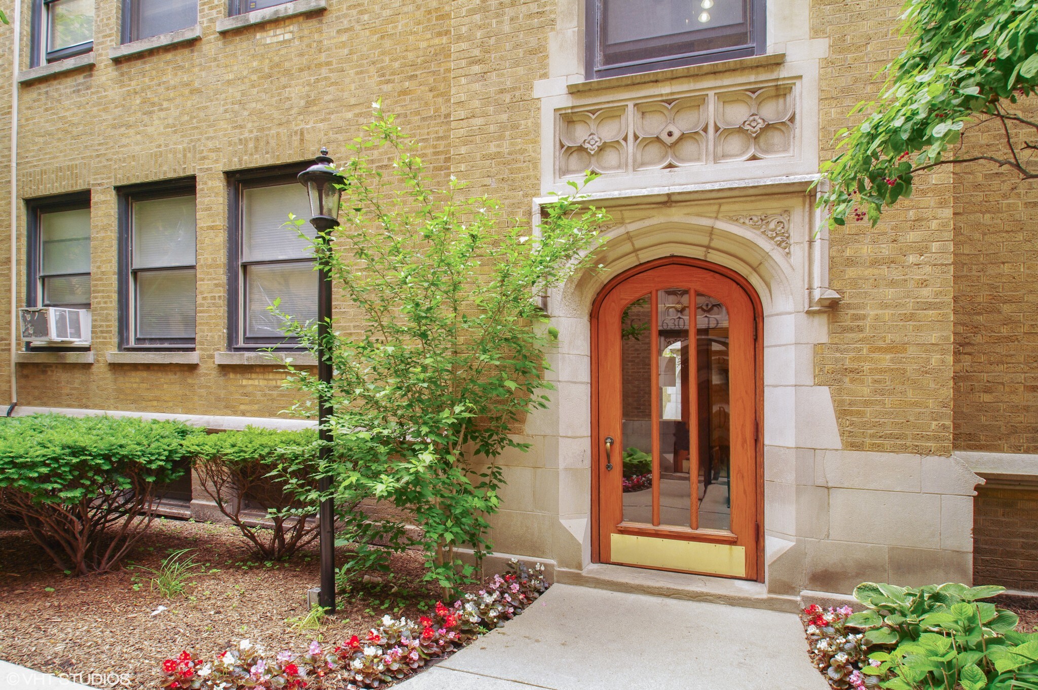 Building Photo - 630 W Waveland Ave