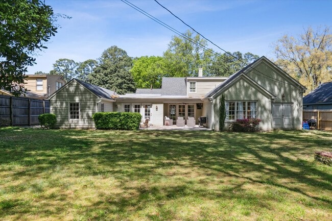 Building Photo - 5 bedroom 3 bathroom with over 3,500 square feet in East Memphis near Walnut Grove and Perkins