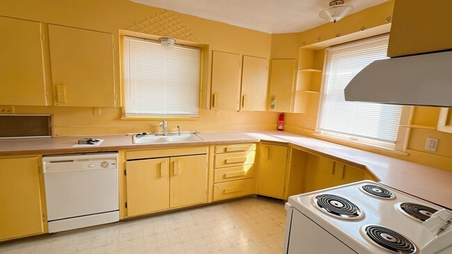 Building Photo - 4 bdrm/1 bath house with garage + large ya...