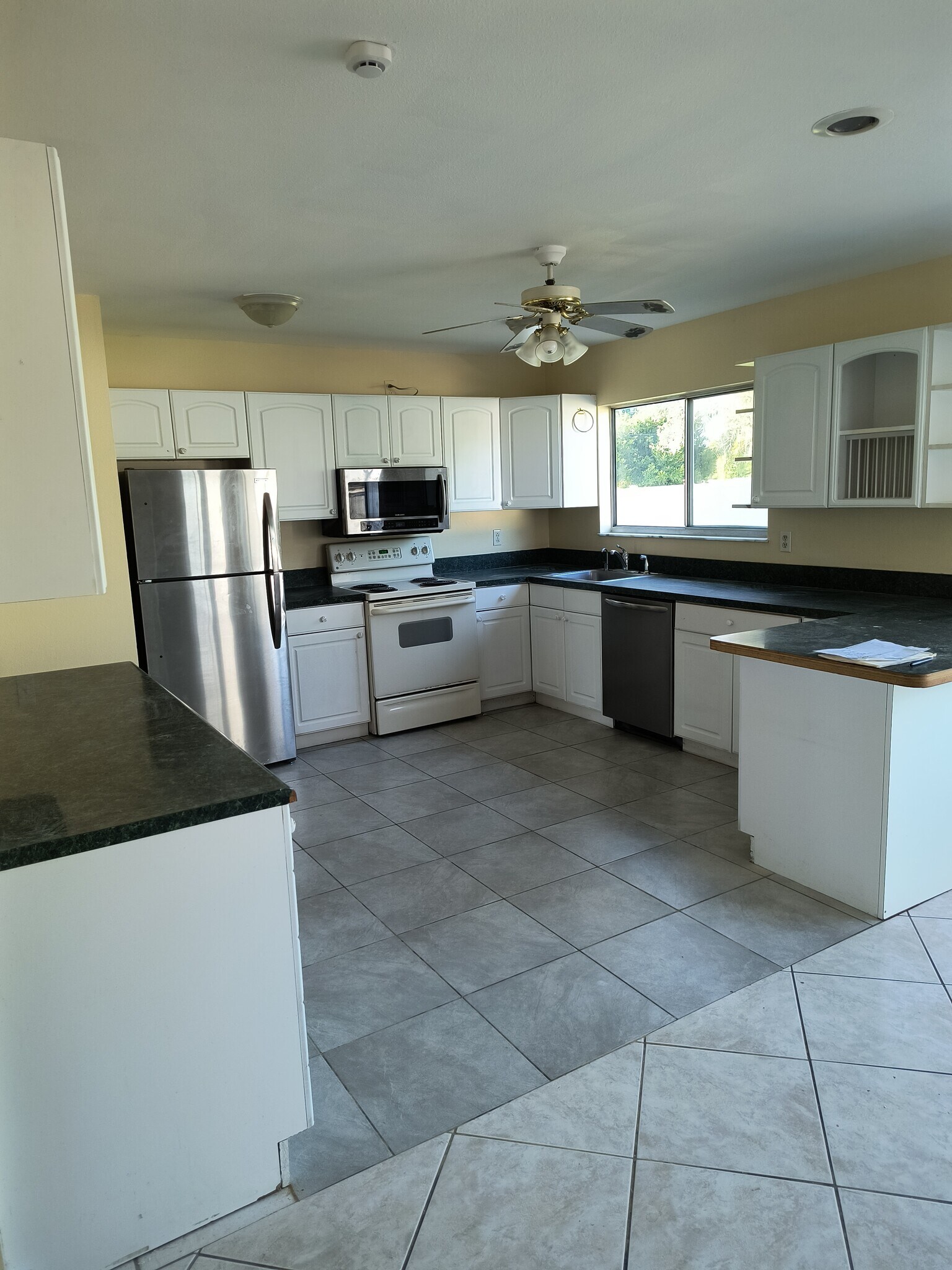 KITCHEN - 399 SE Oakridge Dr