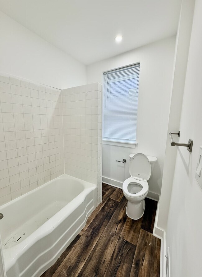 Building Photo - 2072 Pickwick St