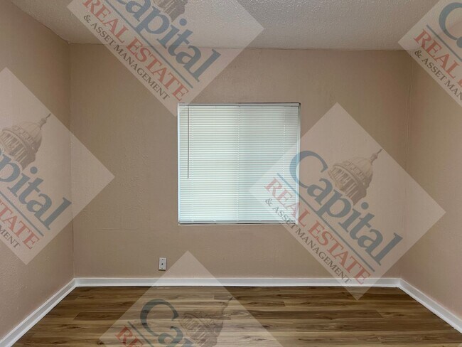 Building Photo - Charming 3 Bedroom