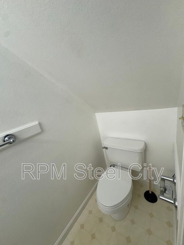 Building Photo - 498-498 W Bellflower Dr