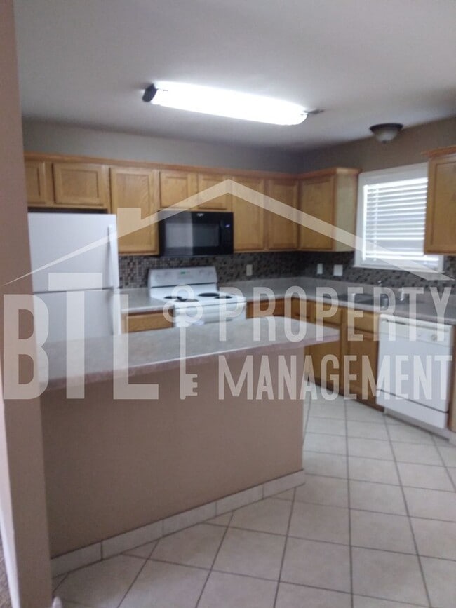 Building Photo - 3 Bedroom 2 Car Garage Duplex in Branson