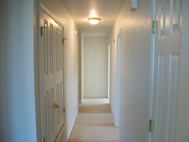 Building Photo - 601 Llama Tr