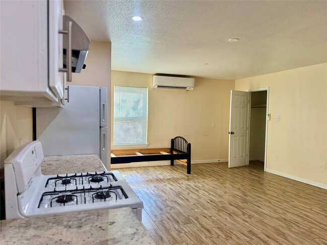 Building Photo - 711 Hahlo St