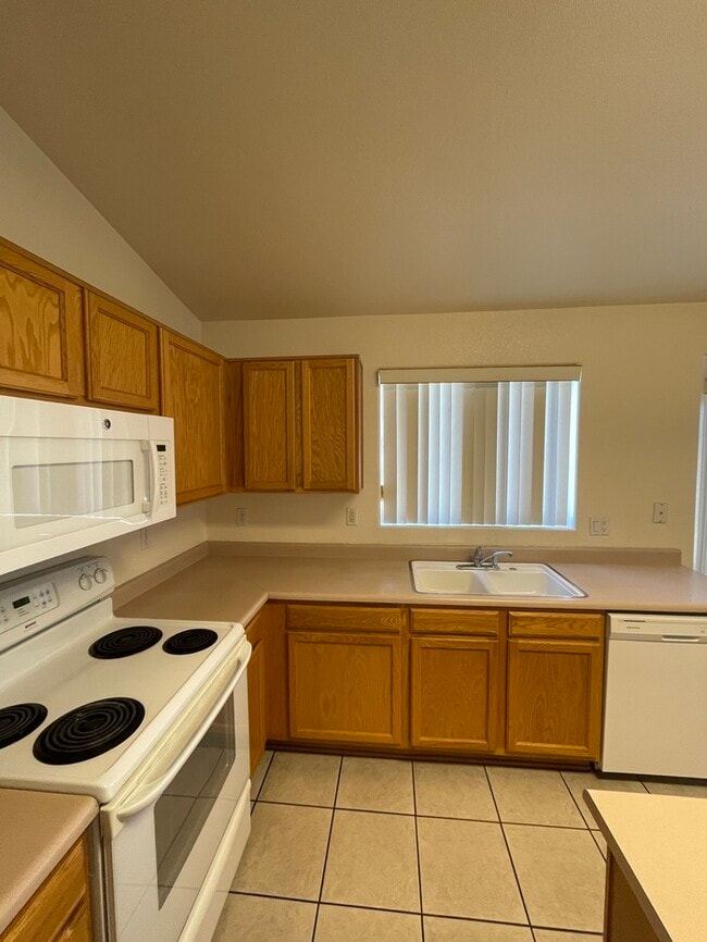 Building Photo - Beautiful 4 Bedroom 2 Bath Home in Phoenix!