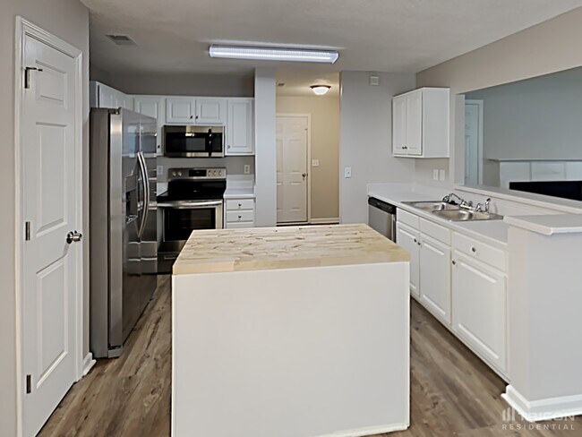 Building Photo - 220 E Lake Trail