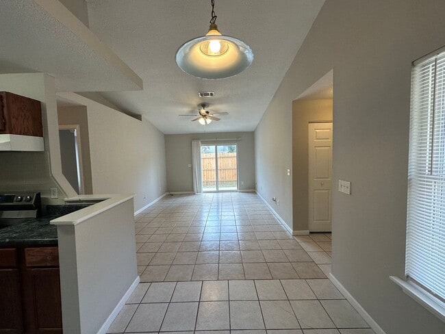 Building Photo - 2 Bedroom 2 bath unit for rent ~ water, se...