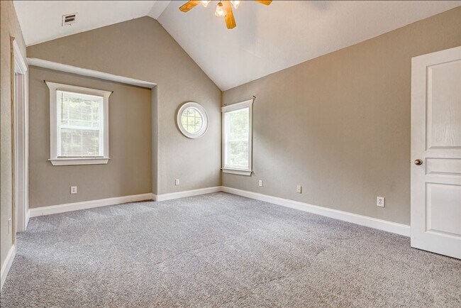 Building Photo - Welcome to this stunning 4-bedroom, 2.5-ba...