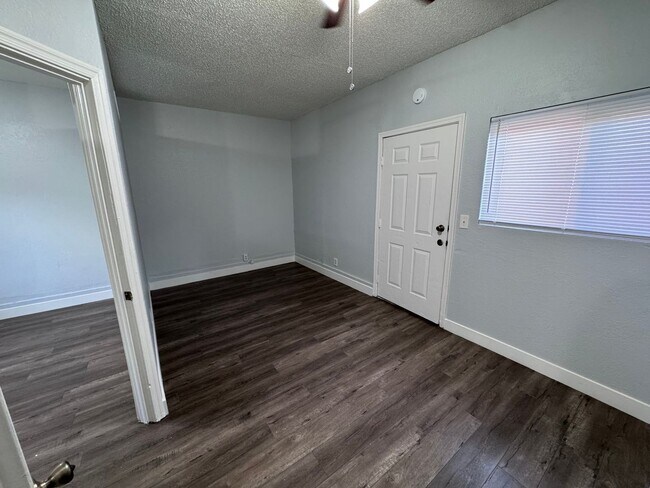 Building Photo - Charming 1 Bed 1 Bath Unit - Move in Speci...