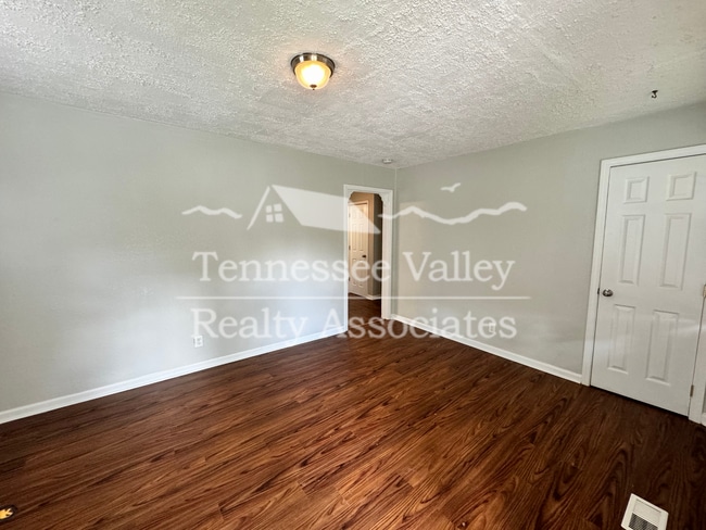 Building Photo - UPDATED 2 BED/1 BATH with carport right ne...