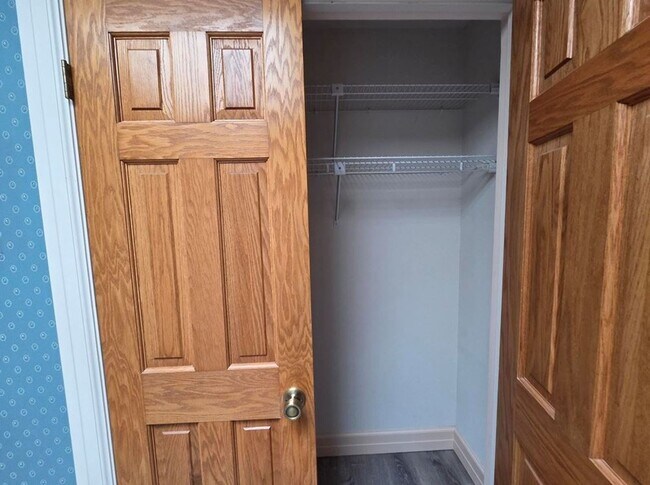 Building Photo - FOR LEASE!!