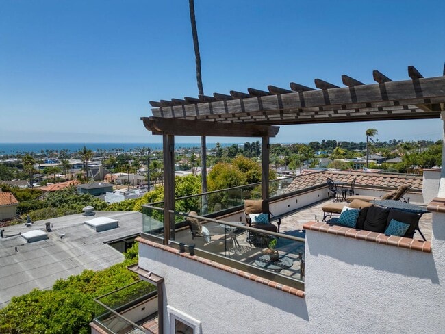 Building Photo - Prestigious Ocean View Retreat – Fully Rem...
