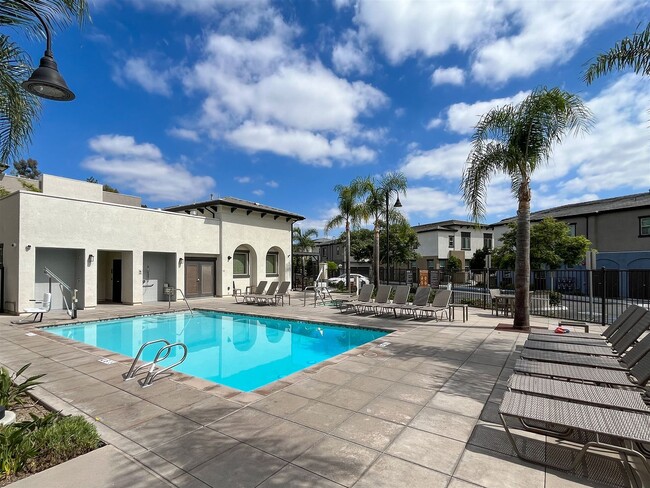 Building Photo - Lovely Townhome!