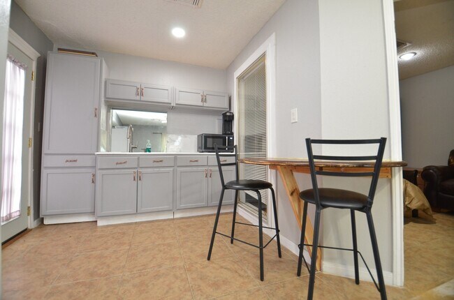 Building Photo - 13102 Richmond Ave.