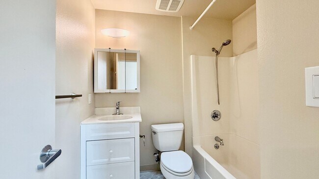 Building Photo - Stylish Rockridge Condo – Prime Location, ...