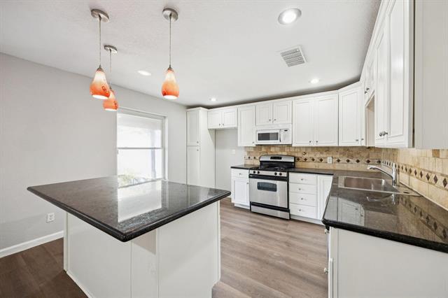 Building Photo - 2801 Clearbrook Dr