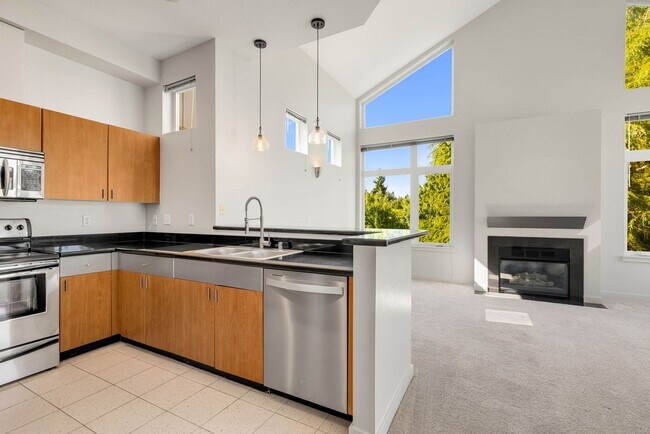 Building Photo - Kirkland Top Floor Large 1 BR+ 1 BA Condo with High Ceilings