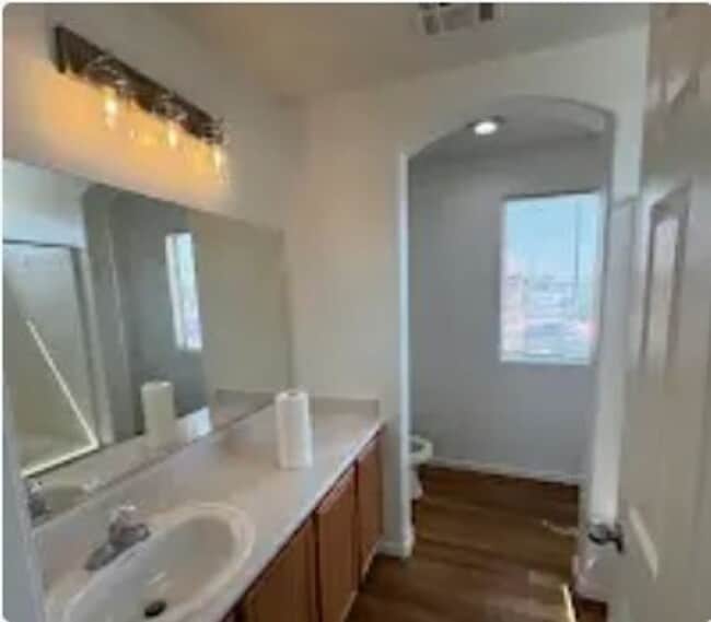 Building Photo - Beautiful 2 bedroom townhouse with garage
