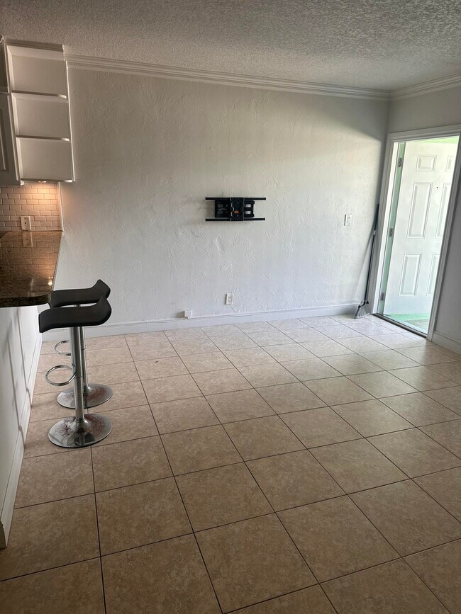 Building Photo - 2124 NE 5th Ave