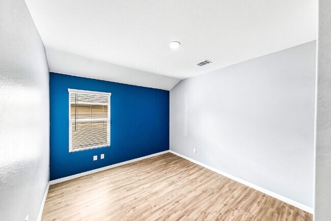 Building Photo - NO CARPET! Up to 1 Month Free Rent with 18-24 Month Lease! No Security Deposit Programs Available.