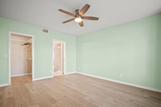 Building Photo - Stunning 2 beds 2 baths condo with lake vi...