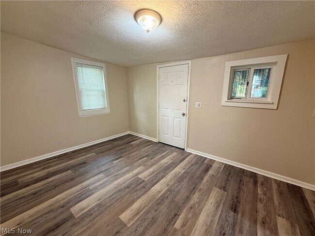 Building Photo - 131 W Miller Ave