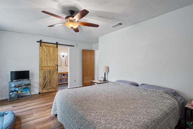 Building Photo - 203 Serenada Dr
