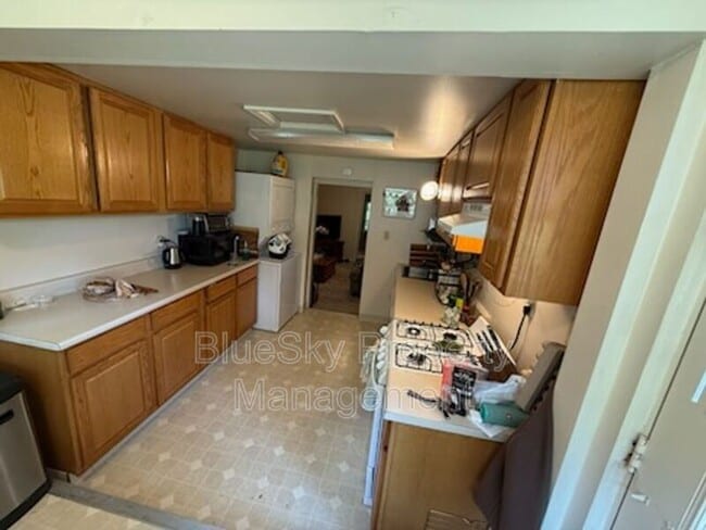 Building Photo - 1305 Cherry Ave