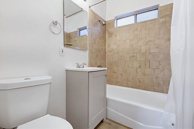 Building Photo - 2425 S Ridgeley Dr