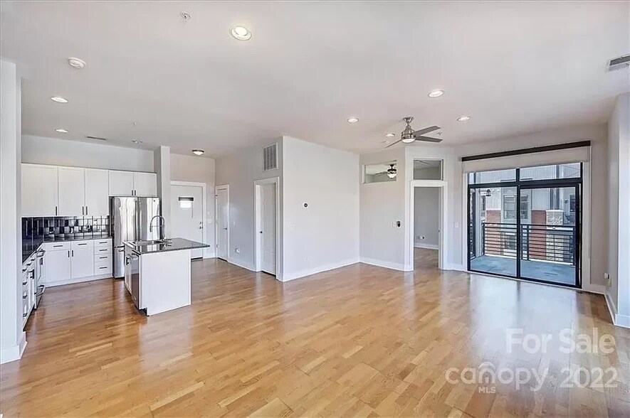 Building Photo - 911 E 8th St