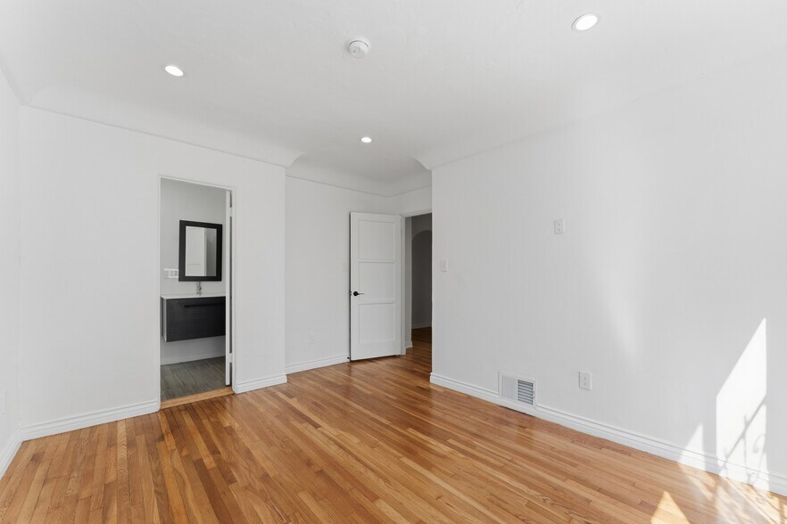 Building Photo - 824 S Holt Ave