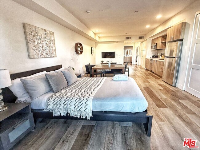 Building Photo - 723 S St Andrews Pl