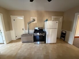 Building Photo - 16 Nichols St