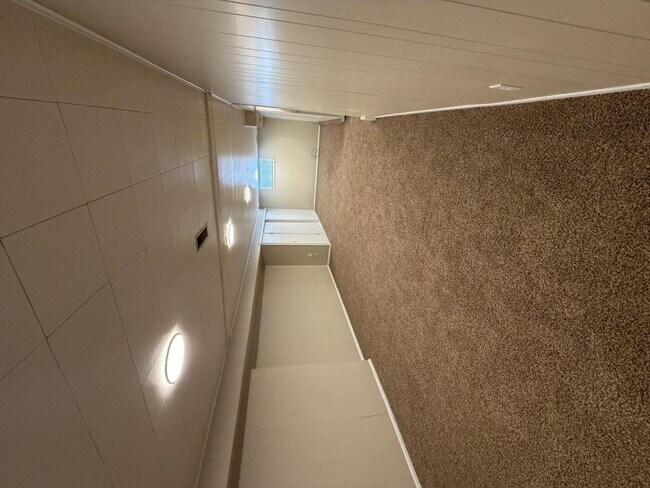 Building Photo - 721 Robins Ave