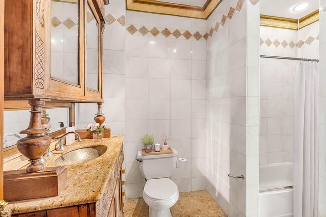 Building Photo - 313 W 71st St